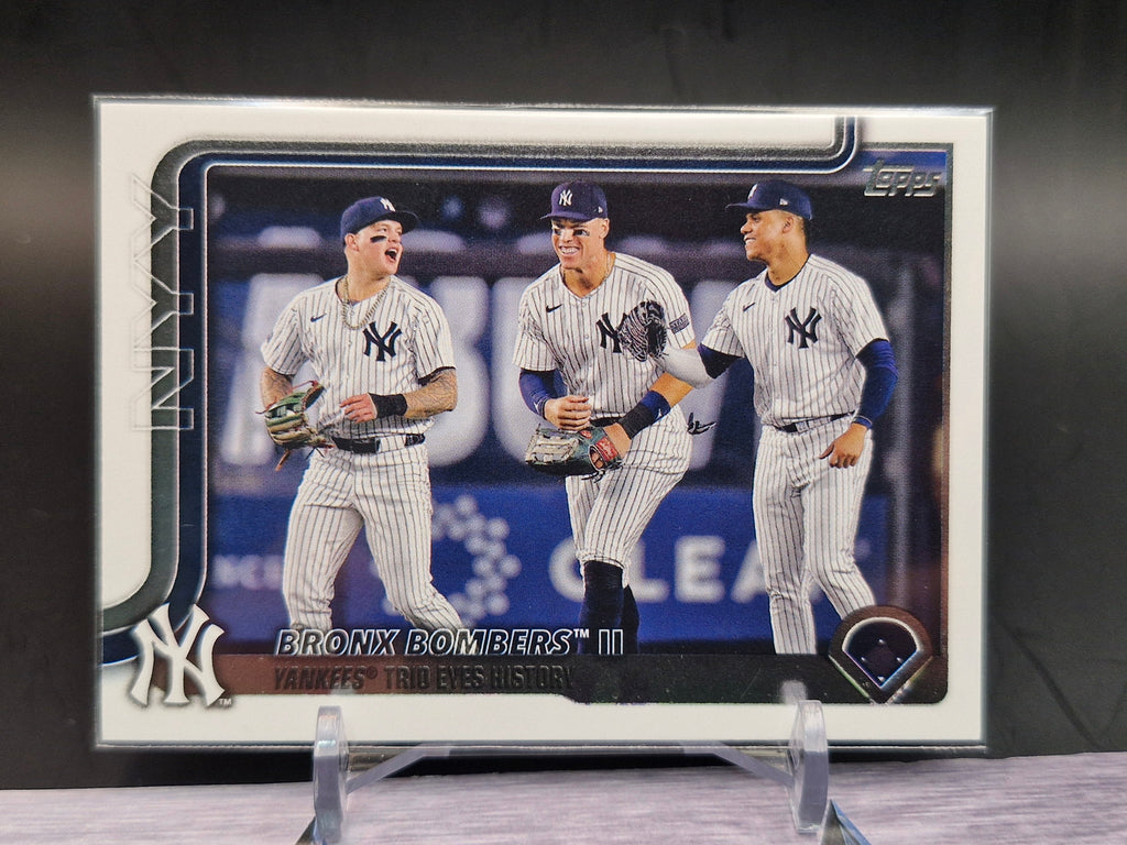 2025 Topps #184 Bronx Bombers II: Yankees Trio Eyes History Aqua Holo Foil